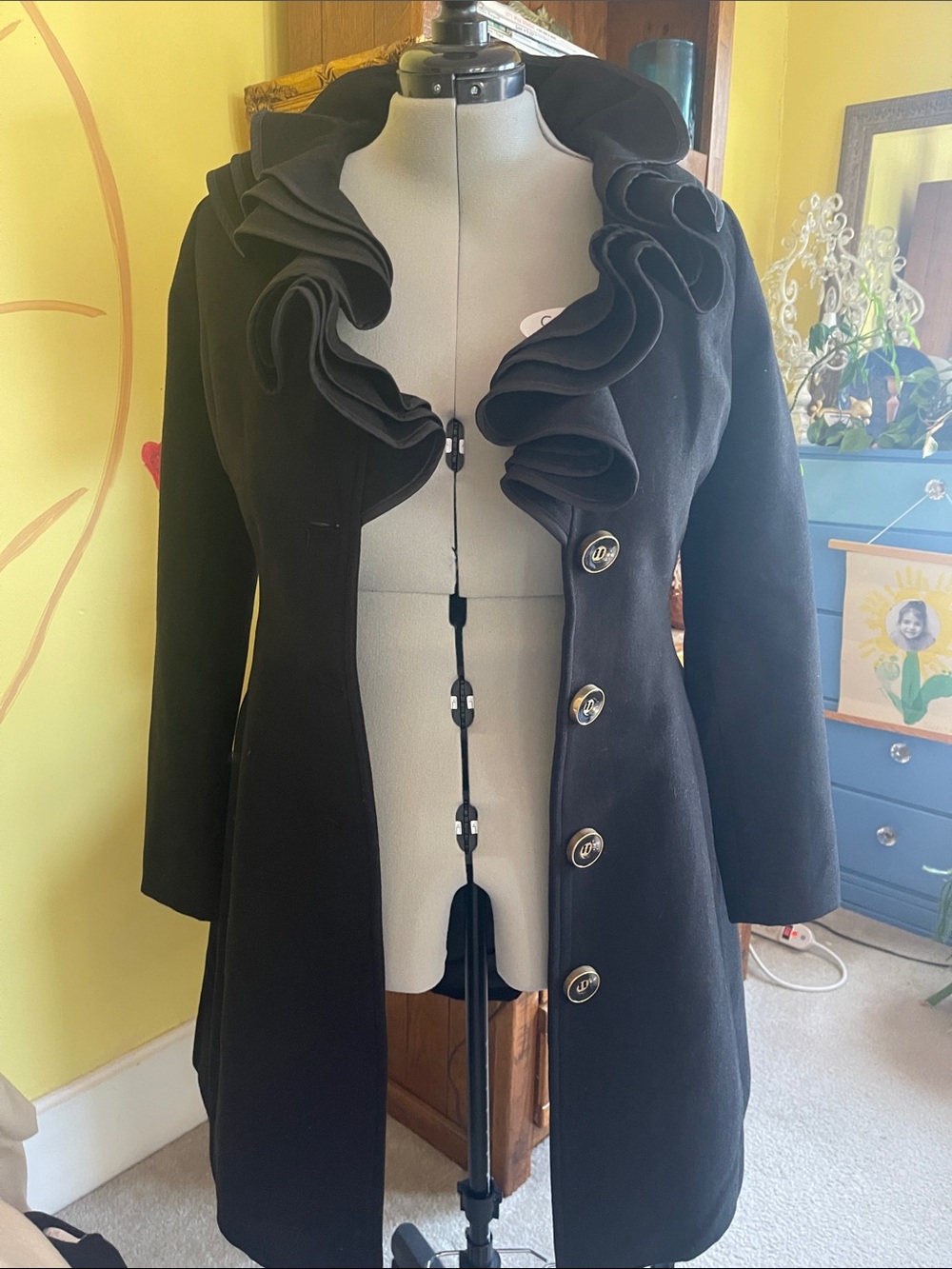 STYLISH-BLACK RUFFLE NECK COAT sz Med